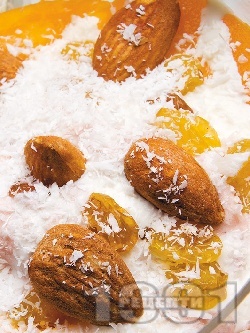 Желиран сметанов крем със сушени плодове - кайсии, бадеми и стафиди за десерт - снимка на рецептата